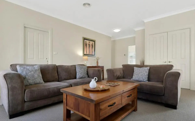Spacious 2 Bed, 2 Bath Villa, CBD Location