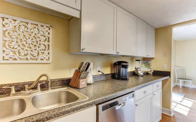 Fernandina Shores Condo with Private Balcony and Access to Pool by RedAwning