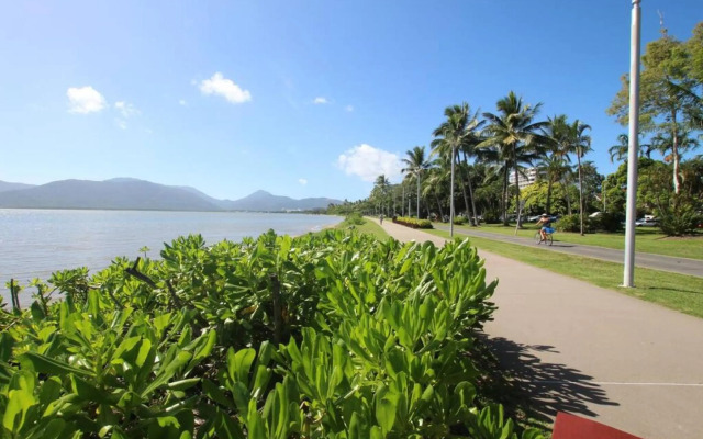 Pool View City Centre Apartment 206