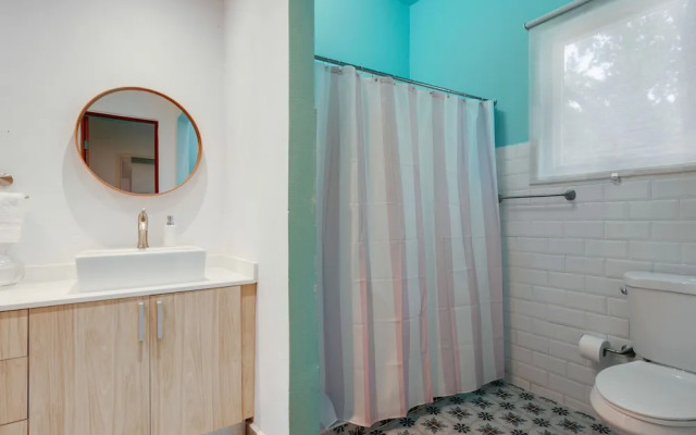 Stylish Apartment Includes Pool Parking in Condado