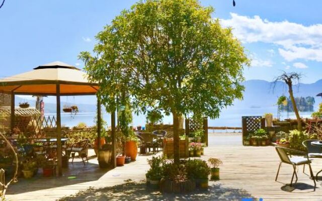 Lugu Lake Cloud - Sea Stacked Courtyard