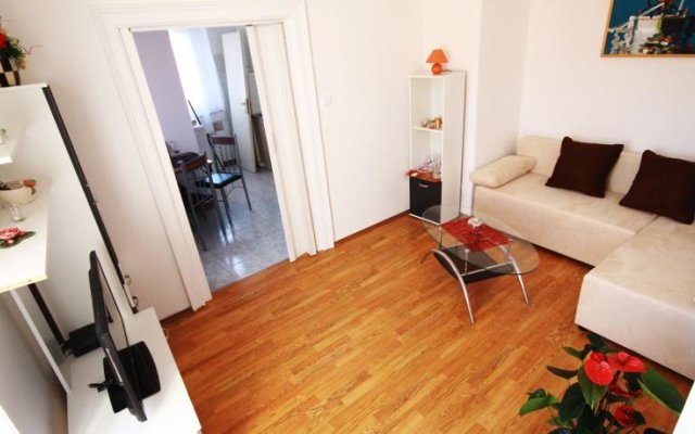 Two Apartments, Ela Jacuzzi And Karmen