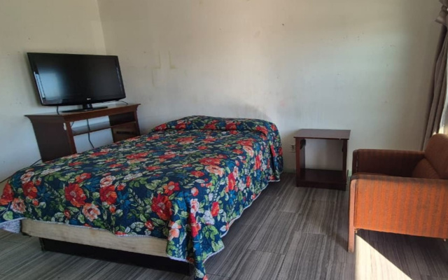 Base Motel By OYO South Tampa
