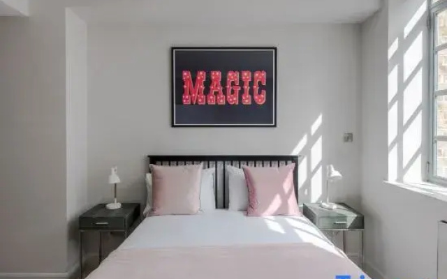 The Eyre Suite Five - Farringdon - by Frankie