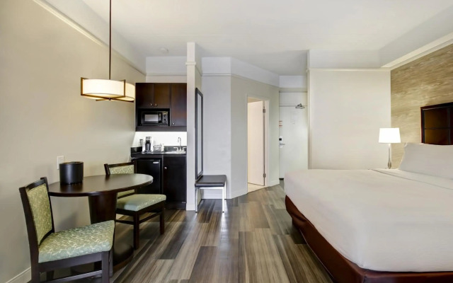 Holiday Inn & Suites Windsor Ambassador Bridge by IHG