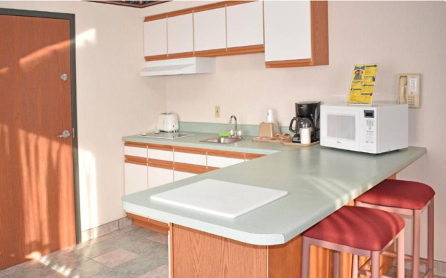 Americas Best Value Inn Tahquamenon Country