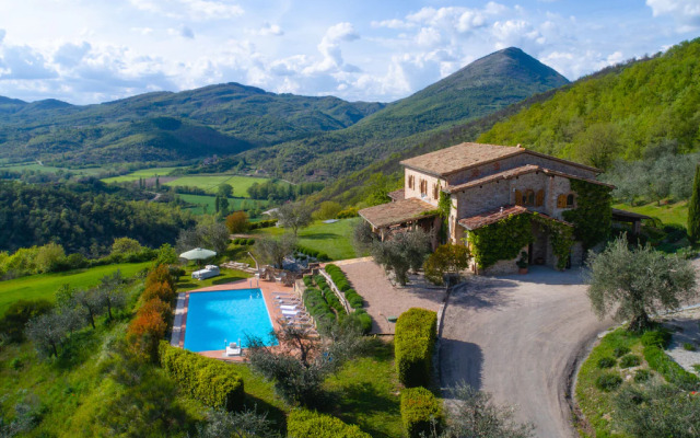 Beautiful Villa in San Giovanni del Pantano With Pool