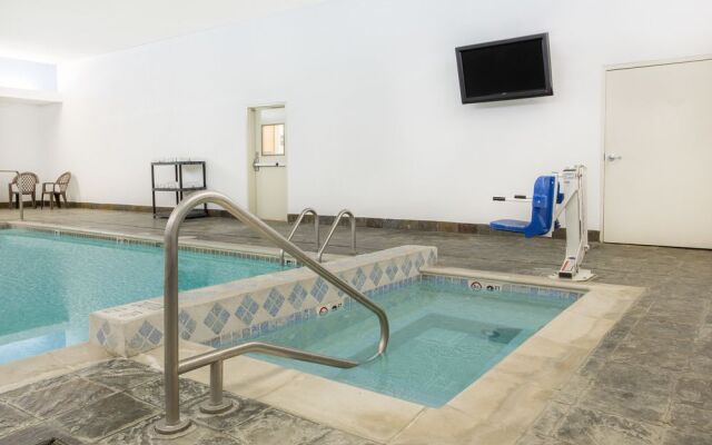 Super 8 by Wyndham Cedar Falls IA - University