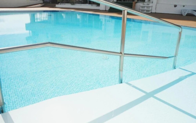 Sunny Apartment with pool by the sea