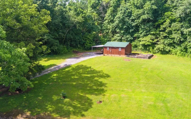 Rustic Cabin on Farm ~ 4 Mi to Kentucky Lake!