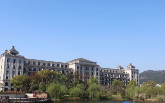 Xianhua Sandalwood Lakeside Hotel