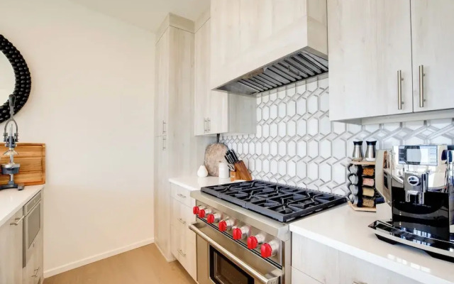 Seaside Vacation Rental: Walk to Beach & Downtown!