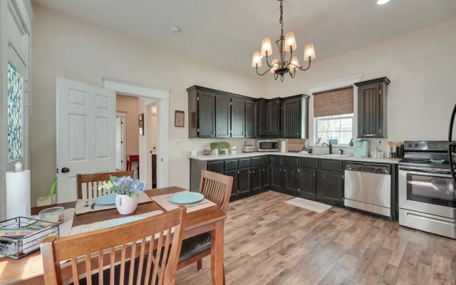 Springfield Home < 1/2 Mi to Commercial Street!