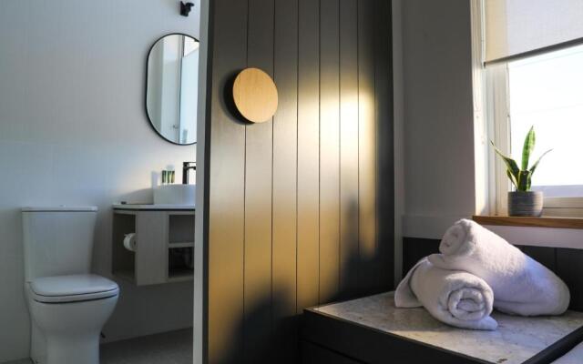 Barrys Beach Road Hotel