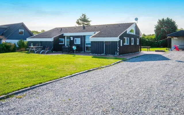 10 Person Holiday Home in Allingabro-by Traum