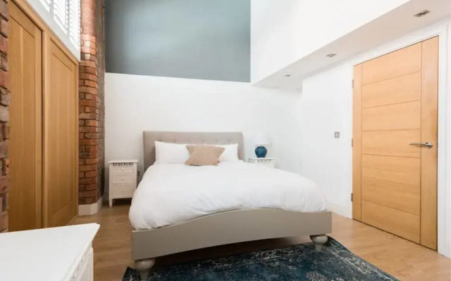 The Warehouse Loft - Trendy Converted Warehouse 3bdr