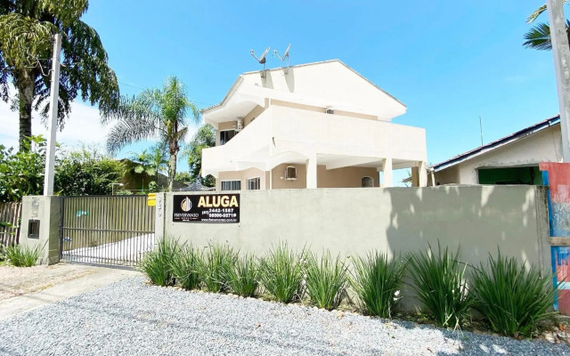 Maravilhoso sobrado com piscina e cascata