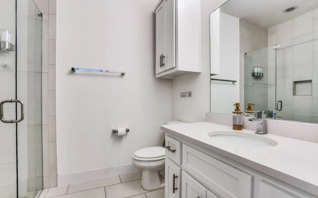 Cozysuites Luxe 3BR Uptown Home Great Rooftop