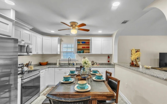 Great Downtown 4BR 8 Beds + Foosball Fun