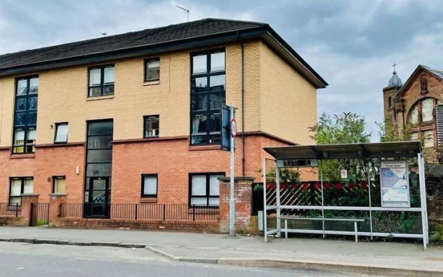 Modern 2 Bedroom Apartment With Free Parking