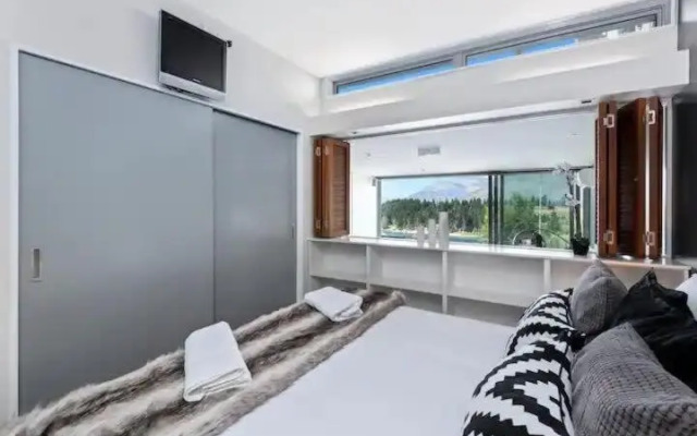 Luxury Lakeview 2 Bedroom Apartment