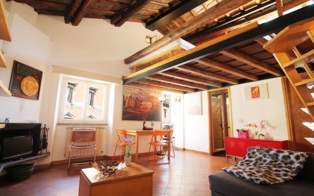 Charming Bright Penthouse in Trastevere