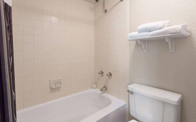 La Quinta Inn by Wyndham Pittsburgh Airport