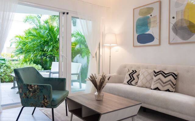 Family Getaway Apartment - On The Beach