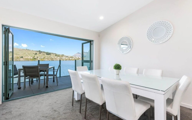 Lakefront Living At Remarkables - East