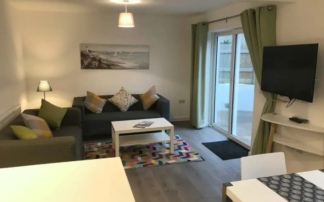 Beautiful Refurbished Home - Short Walk to the Beach