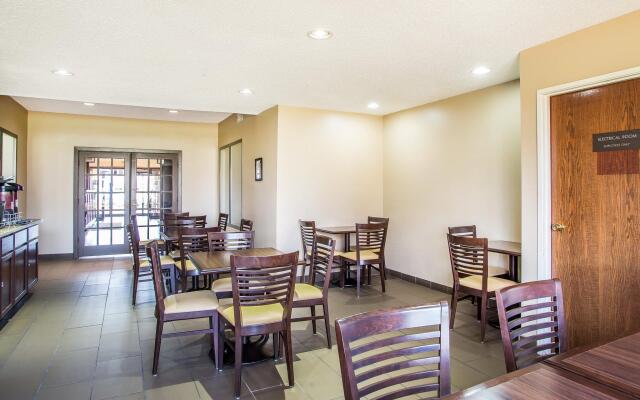 Comfort Suites near I-80 and I-94