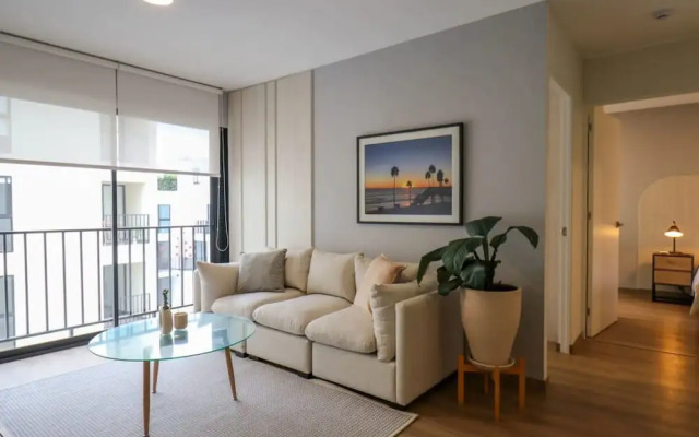 w Lively 2BR With Balcony in Miraflores