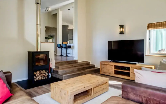 Charming Home With Mountain Views at Rivendell