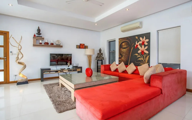 Modern 4BR Pool Villa Virginie Naiharn