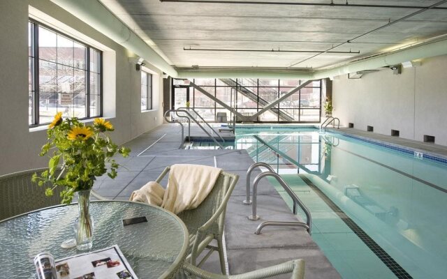 Grand Eastonian Hotel & Suites