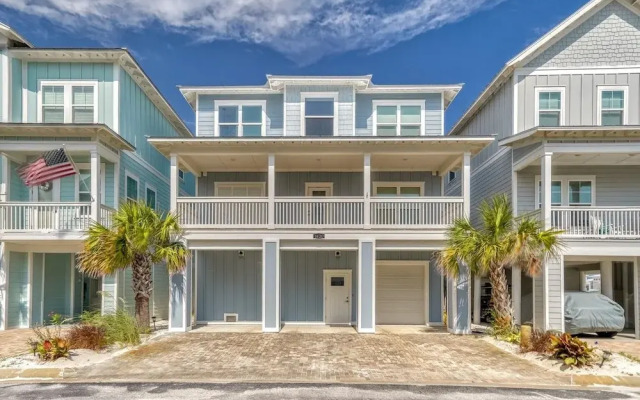 Salty Dog 5 Bedroom Home by RedAwning