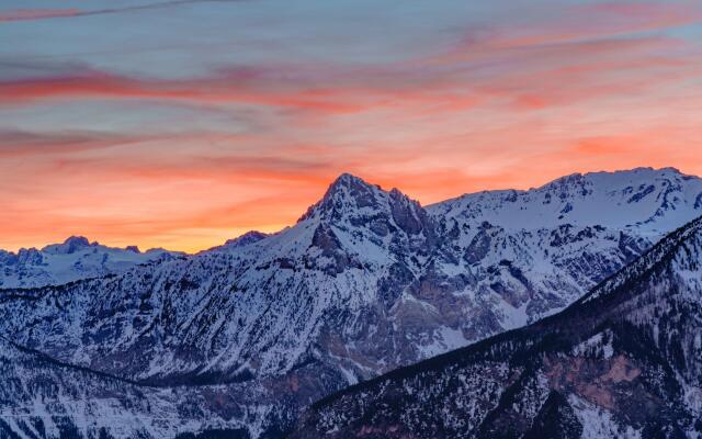 Rebecca's House (few steps from skiing)