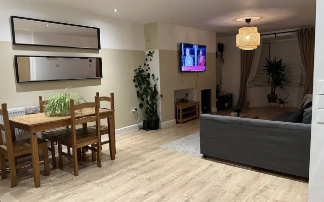 Stunning 3-bed House and Private Garden in Bham