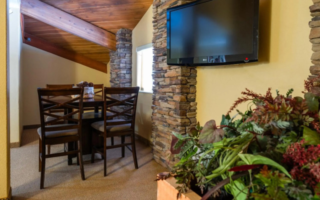 Pinedale Hotel & Suites