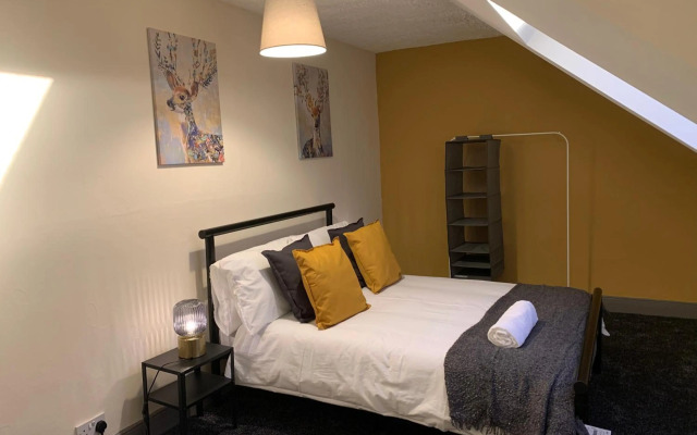 Rectory - Lovely 4 bedroom maisonette Gateshead free parking