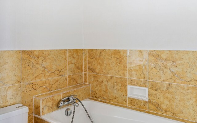 Guest room in a lavish castle in Allier