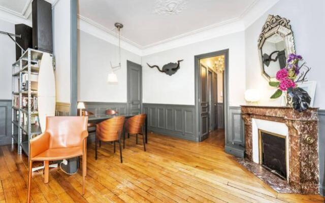 Large & Bright Apartment, Central Paris, Montmartre-Opéra, Picturesque Rue des Martyrs