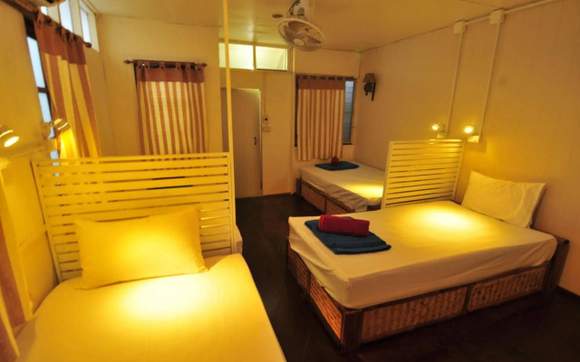 Phi Phi October House