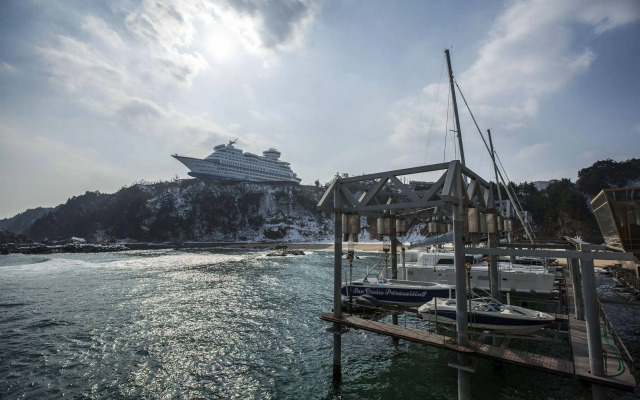 Sun Cruise Resort and Yacht