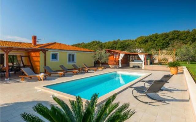 Four bedroom Holiday Home In Loborika