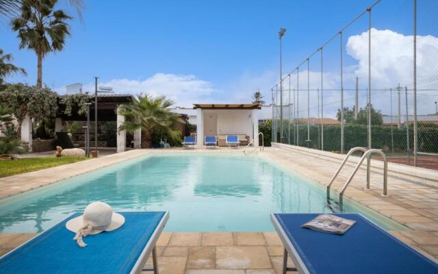 Villa a 300 Mt. dal Mare (Magaggiari) con campo da tennis