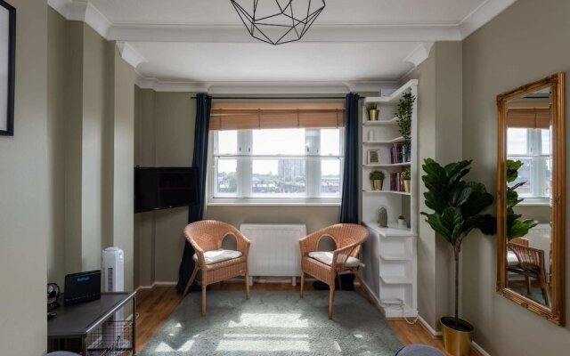 Wonderful 1BR Flat Fits 4 Guests - Newington