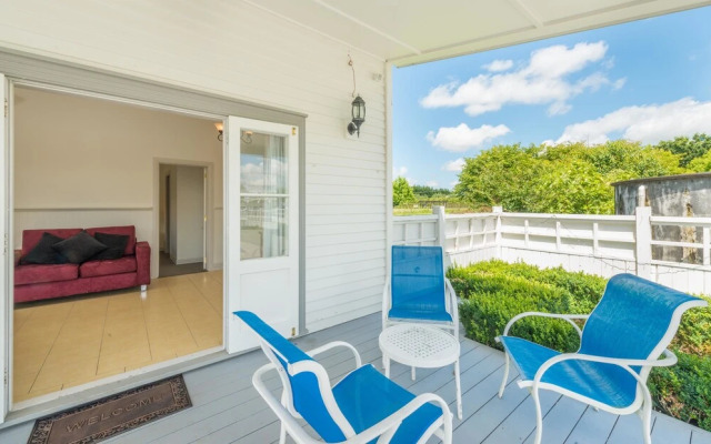 Magnificent Karaka Estate with Swimming Pool