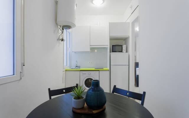 Dobo Rooms - Ronda de Segovia Apartments