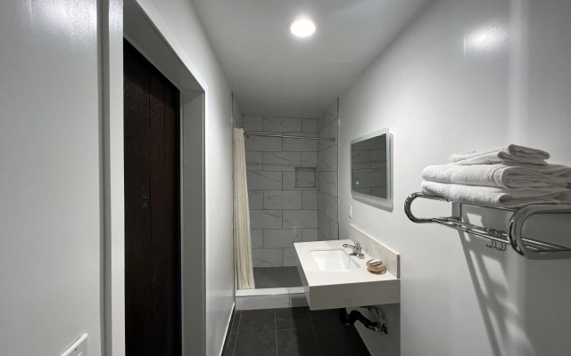 ERTH INN by AGA Bell Gardens